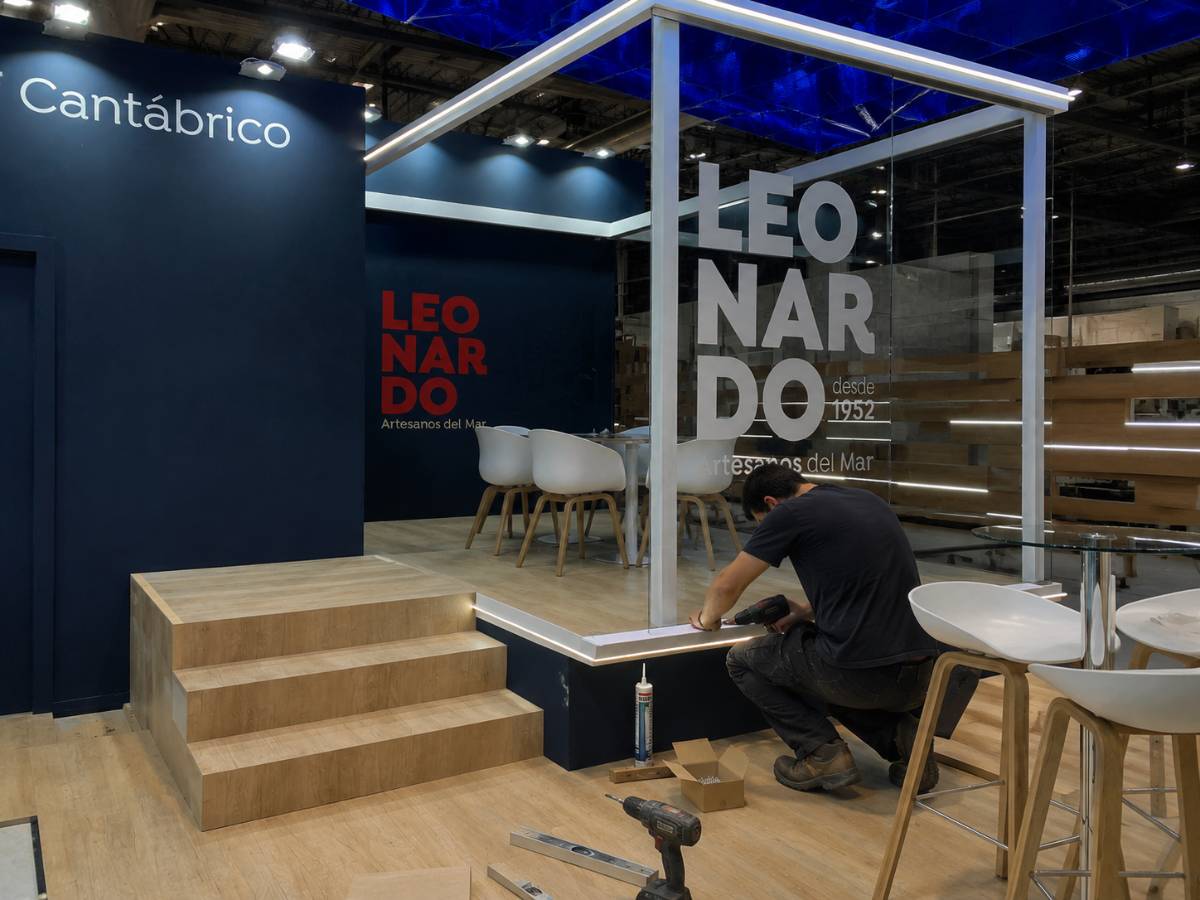 Proceso de fabricación en taller — carpintería y ensamblaje del stand de Leonardo
